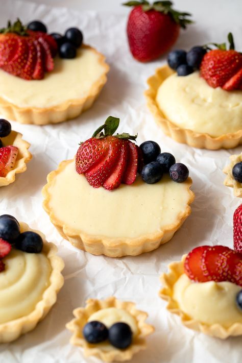 Berry Tarts Mini, Dessert For Lunch, Bridal Shower Baked Goods, Small Tarts Desserts, Mini Tarts Decoration, Fruit Tarts Recipe Dessert, Pretty Dessert Recipes, Fruit Tartes, Mother’s Day Tea Party