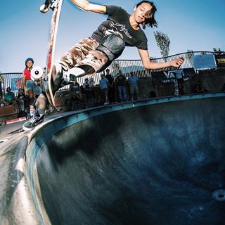 Thruster from practice-Changing my approach to skating Poods pool made this week awesome. Its easy to get caught up in contest monotony & not have fun. Stoked to skate a bowl & vert contest this weekend.📸: @daveswift01 Roller Skating Aesthetic, Hailey Miller, Lizzie Armanto, Jumping Pictures, Skater Chick, Skate Photography, Girls Roller Skates, Skate Aesthetic, Skate Photos