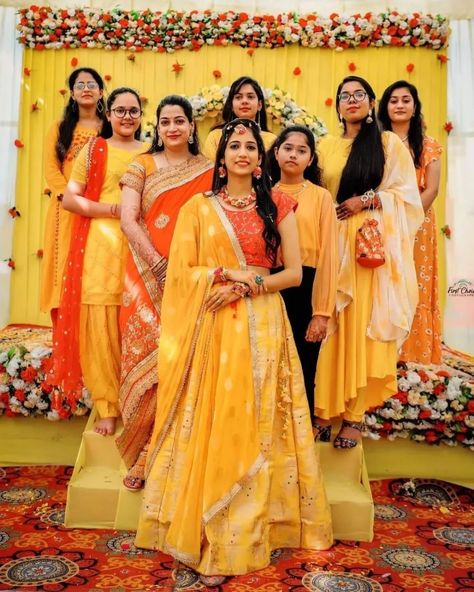 Haldi Funny Poses Bride, Kerala Wedding Ideas Hindus, Halad Poses, Haldi Reels Ideas, Haldi Poses For Bride With Friends, Haldi Group Photos, Haldi Video Shoot, Haldi Look For Bride Sister, Haldi Video