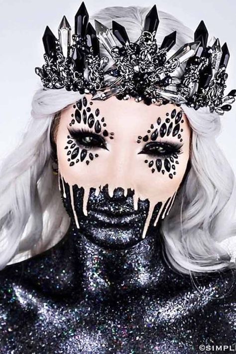 Creepy Black Queen Makeup Look #blackqueen Black Queen Makeup, Scary Halloween Makeup Ideas, Scary Halloween Makeup, Make Up Diy, Makeup Zombie, Halloweenský Makeup, Halloween Make-up Looks, Creepy Halloween Makeup, Halloween Makeup Ideas