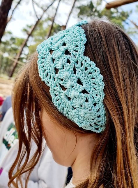 This is a quick crochet project. You can make a stylish headband that suits any size of head circumstance. Diy Crochet Headband, Crochet Headband Tutorial, Crochet Ear Warmer Pattern, Easy Crochet Headbands, Crochet Hairband, Crochet Patterns Free Beginner, Crochet Headband Pattern, Crochet Hair Accessories, Halloween Crochet Patterns