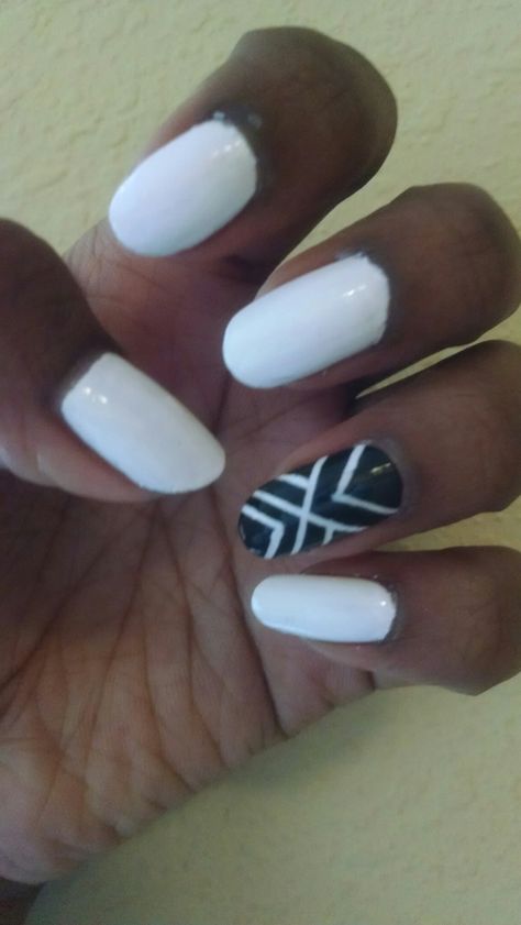 White and Black w/chevron pattern accent nail Black And White Chevron Nails, Black And White Chevron Wallpaper Bedroom, Black And Cream Chevron Rug, Black And White Chevron Peel And Stick Wallpaper, Chevron Nails, Black Chevron, Accent Nails, Chevron Pattern, White And Black