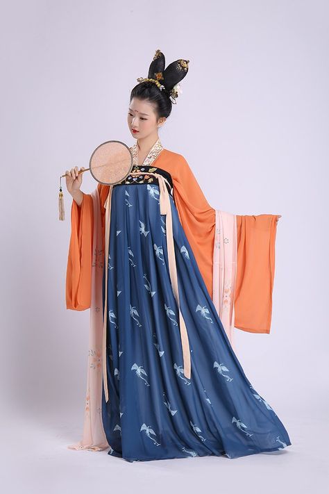 Traditional Chinese hanfu in Tang dynasty style Tang Dynasty Fashion, Geisha Fashion, Tang Dynasty Clothing, Moda China, Traditional Chinese Hanfu, Ancient Chinese Clothing, Chinese Dresses, Chinese Traditional Clothing, Traditional Chinese Dress