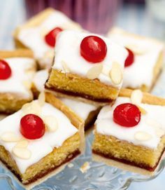 Strawberry and almond tray bake Bakewell Traybake, Bakewell Pudding, Bakewell Tart Recipe, Tray Bake Recipes, Bakewell Tart, Cake Strawberry, Glace Cherries, Tray Bake, Delicious Magazine