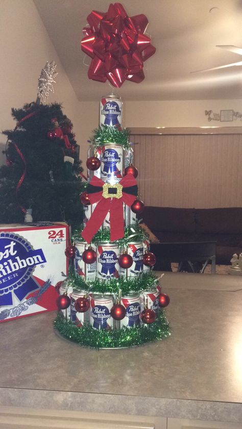 Christmas Tree Beer Cans, Beer Present Ideas Diy, Beer Can Christmas Tree Diy, Beer Tree Christmas, Beer Can Gift Ideas, Beer Christmas Gift Ideas, Liquor Store Christmas Decorations, Liquor Basket Ideas, Christmas Beer Gifts