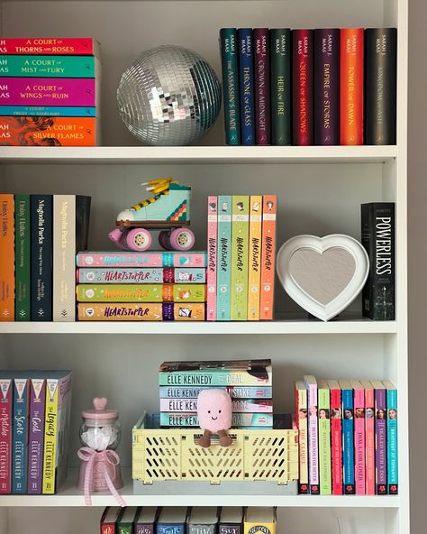 july has my heart 🌸📖👯‍♀️🎀👰🏽💐 Bookshelves Organization Ideas, Bookshelves Organization, Bookshelf Goals, Bookshelf Inspo, Bookish Content, Heart Shelf, Sweet Room, Bookshelf Inspiration, Tropical Girl