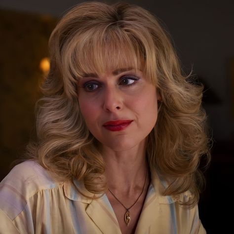 karen wheeler - cara buono Mrs Wheeler Stranger Things, Mrs Wheeler, St Aesthetic, Karen Wheeler, 80s Big Hair, 80’s Aesthetic, Street Film, Character Icons, Stranger Things Girl