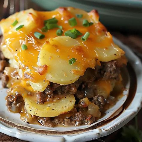 Baked Casseroles, Cheese Potato Casserole, Hamburger Potato Casserole, Hamburger And Potatoes, Retro Dishes, Potato Cheese, Ground Beef And Potatoes, Hamburger Casserole, Beef And Potatoes