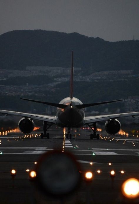 Plane Aesthetic, Airplane Landing, Plane Photography, Airplane Wallpaper, Pilots Aviation, Airplane Photography, Come Fly With Me, Air Plane, Kid Friendly Travel Destinations