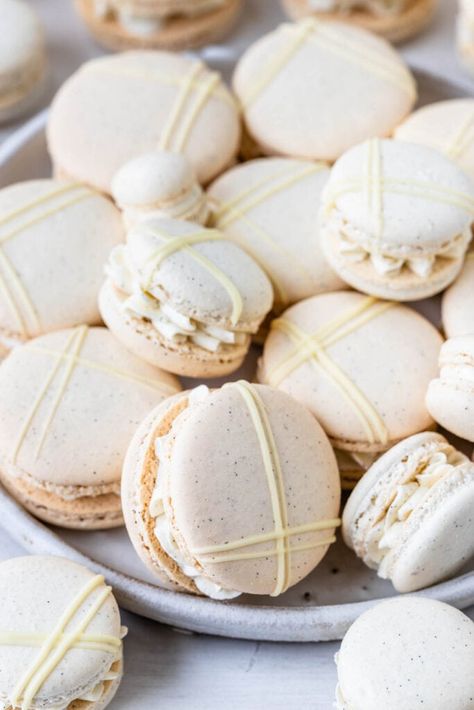 Vanilla Macaron Recipes, Macaroon Filling, Vanilla Macaroons, Vanilla Macarons, Powdered Food Coloring, Macaron Filling, Vanilla Filling, Macaron Flavors, Buttercream Filling