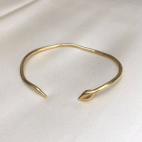 Bracelets Simple, Snake Bangle, Silversmithing Jewelry, Beautiful Snakes, Snake Bracelet, Gold Snake, The Snake, Bracelet Bangle, Clothing Hacks