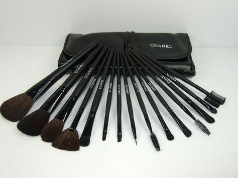 You��ll look great no matter what the holidays throw at you with these MAC makeup essentials. We've paired the hottest brands with tried-and-true favorites to give you the perfect mix. Chanel Makeup Brushes, Chanel Brushes, Channel Makeup, Christmas Makeup Look, Runway Beauty, Makeup Brushes Set, Chanel Makeup, Beauty Lounge, Christmas Makeup