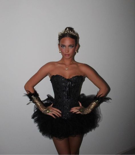 Black Swan Halloween, Black Swan Costume, Matching Halloween Costumes, Post Grad, Matching Halloween, Group Halloween Costumes, Halloween 2, Fantasias Halloween, Halloween Aesthetic