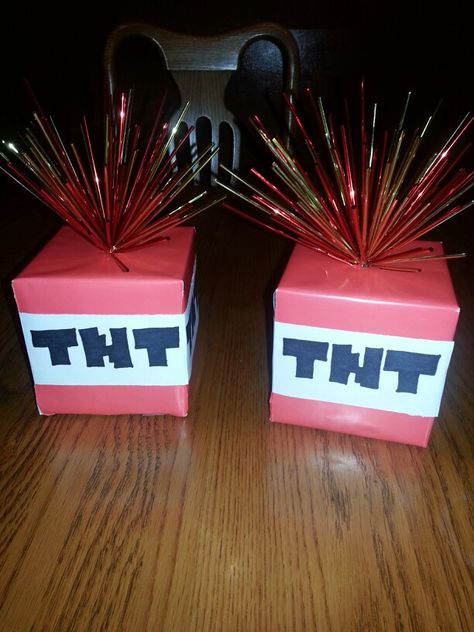 Made these for a minecraft birthday party. I got everything from Michaels Craft store. Used a plain box, covered with red wrapping paper. Drew TNT on computer paper. The top I found in seasonal section or near flowers. It's on a lil stick, just poked a hole thru top of box and all done Minecraft Table, Minecraft Party Decorations, Minecraft Decoration, Boys Diy, Minecraft Theme, Diy Minecraft, Michaels Craft, Minecraft Birthday Party, Birthday Party Crafts