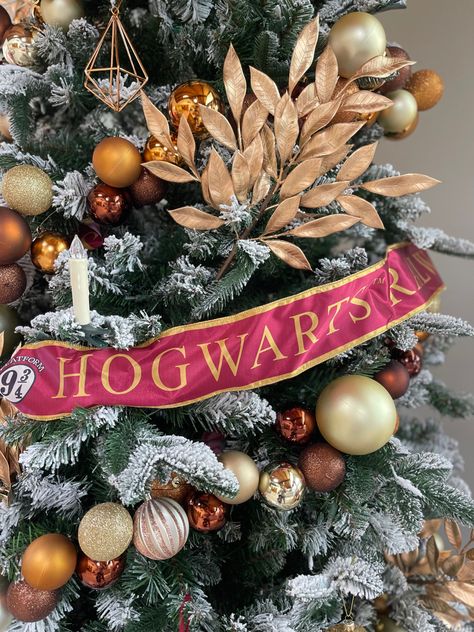 Harry Potter Christmas Tree Topper, Harry Potter Christmas Tree Ideas, Christmas Tree With Garland, Tree With Garland, Hardy Potter, Harry Potter Christmas Tree, Christmas Decs, Finger Tats, Christmas Memes