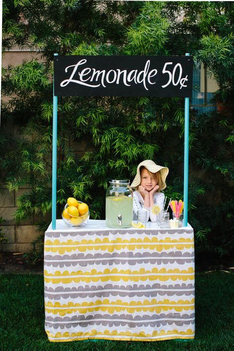 Cardboard Lemonade Stand, Crafts To Make And Sell Unique, Diy Lemonade Stand, Diy Wedding Food, Diy Lemonade, Lemonade Stands, Craft Room Organization Diy, Diy Porch Decor, Diy Wedding Arch