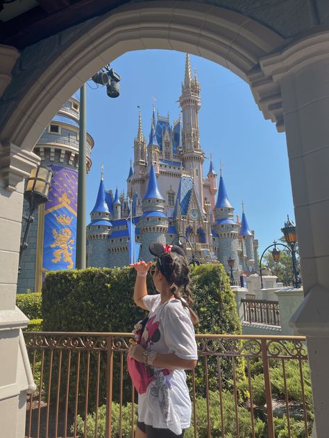 Disney Poses, Disney World Castle, Disney Tokyo, Disney Time, Disney Photo Ideas, Cute Disney Outfits, Disney Pics, Disney Kingdom, Disney Paris