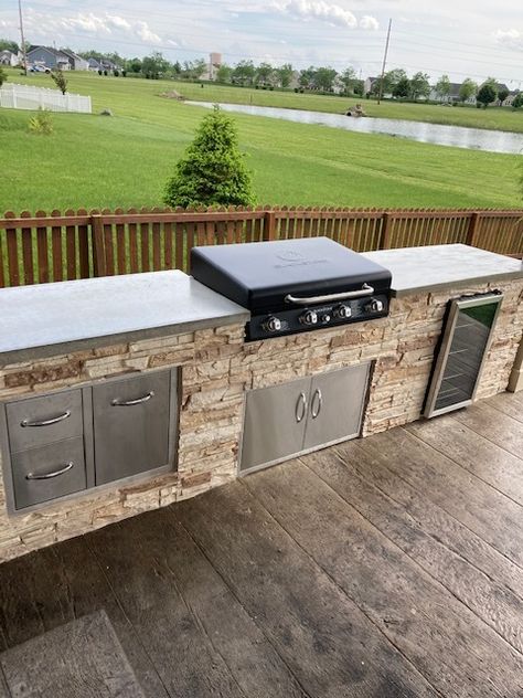 Grill Backyard, Bbq Aesthetic, Kitchen Bars, Oasis Backyard, Patio Decorations, Outdoor Grill Area, Party Backyard, Outdoor Bbq Area, Outdoor Grill Station