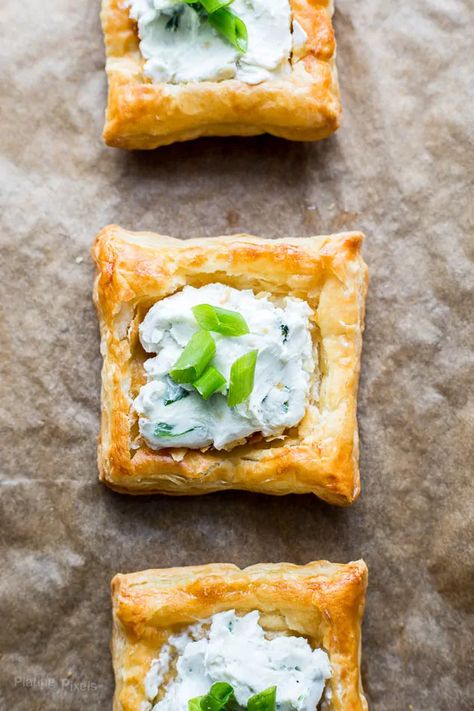 Easy party or holiday appetizer with Creamy Blue Cheese Puff Pastry Squares. Cream cheese, blue cheese, green onion and parsley create a cheesey topping over buttery, flaky puff pastry crust. - www.platingpixels.com Blue Cheese Puff Pastry, Pumpkin Cheese Ball Recipe, Puff Pastry Apple Pie, Puff Pastry Squares, Pastry Squares, Easter Food Appetizers, Puff Pastry Appetizers, Puff Pastry Crust, Platter Ideas