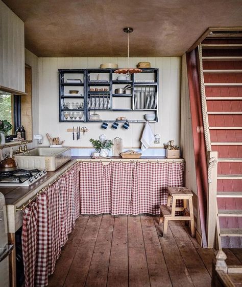 A Cosy Haberdasher's Hideaway in Sweden • The Home Page Beata Heuman, House Planning, English Decor, Hunting Camp, Cabin Interiors, Farm Kitchen, Room Deco, Shaker Kitchen, Island Home