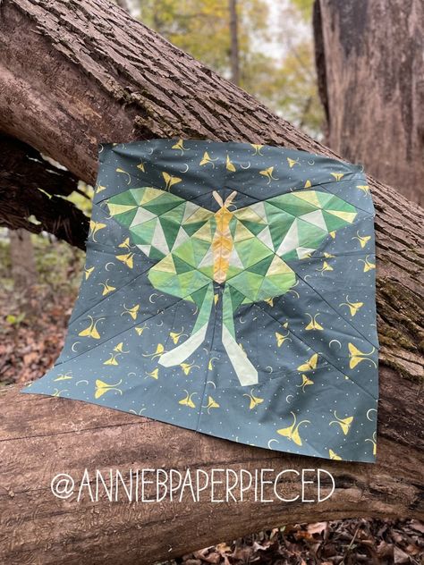 Moth Quilt Pattern, Moth Quilt Block, Celestial Quilt Pattern, Dnd Quilt, Tarot Quilt, Quilting Blocks Patterns, Art Quilts Inspiration, Moth Quilt, Cool Quilts