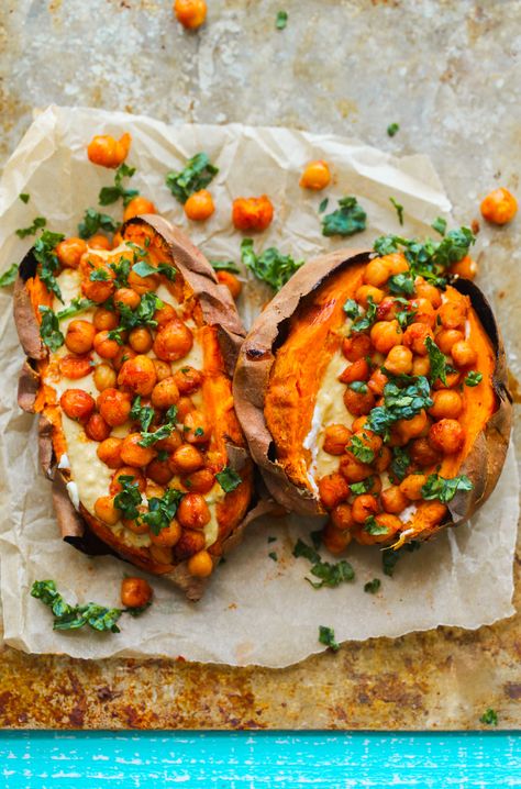 Easy Chickpea-Stuffed Sweet Potatoes - HealthyHappyLife.com Stuffed Sweet Potato Recipes, Stuffed Sweet Potato, Sweet Potato Recipes Healthy, Sweet Potato Recipes Baked, Healthy Potato Recipes, Stuffed Sweet Potato Healthy, Vegetarian Side Dishes, Vegan Sweet Potato, Chickpea Recipes