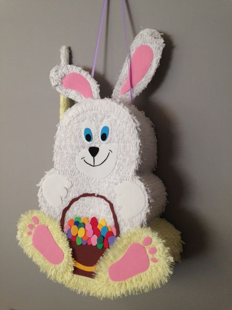 Easter 🐣 bunny pinata Easter Art Project, Bunny Invitations, Birthday Pinata, Easter Arts And Crafts, Easter Gift Bags, Piñata Ideas, Bunny Party, Easter Hats, Easter Bunny Crafts