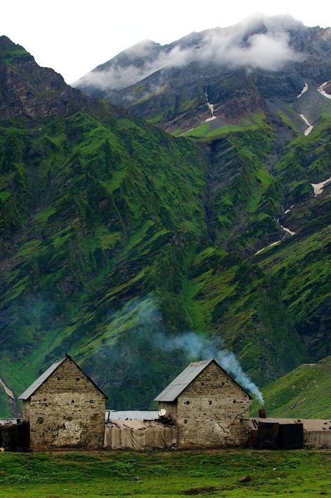 Mountain home, Iceland Stone Buildings, Voyage Europe, Iceland Travel, Lofoten, Reykjavik, Pretty Places, In The Mountains, Places Around The World, Digimon