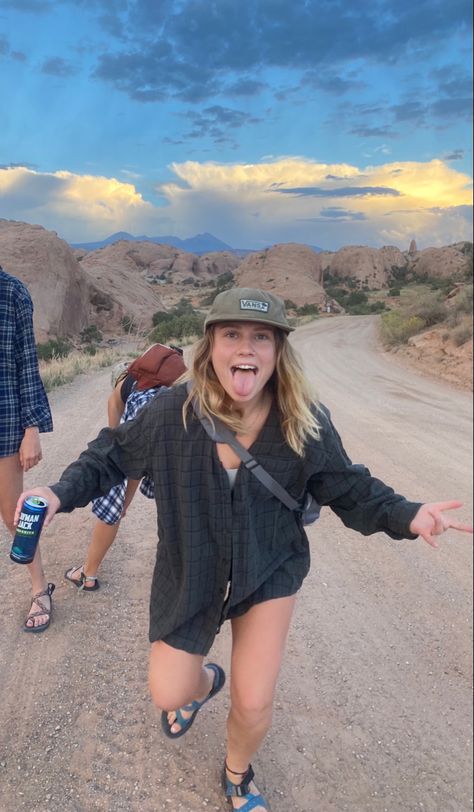 Cute Roadtrip Outfits, Cute Hiking Outfit Summer, Granola Outfits Summer, Backpacking Outfits, Outdoorsy Outfits, Granola Girl Outfits, Granola Outfits, Granola Style, Hiking Outfit Summer