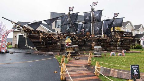 NY dad builds pirate ship Pirate Halloween Decorations, Creative Halloween Decorations, Unique Halloween Decorations, What Is Halloween, Surprises For Husband, Pirate Halloween, Halloween Door Decorations, Halloween Photoshoot, Halloween Displays