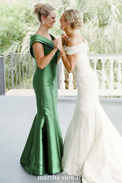 We loved how this mom's green satin gown subtly matched the shape of her daughter's lace wedding dress. #weddingideas #wedding #marthstewartwedding #weddingplanning #weddingchecklist Mother Daughter Wedding Photos, Mother Daughter Wedding, Jasmine Bridal, Brides Mom, Mother Of Bride Outfits, Mother Of The Bride Hair, Mother Of The Bride Dresses Long, Mother Of Groom Dresses, Green Dresses