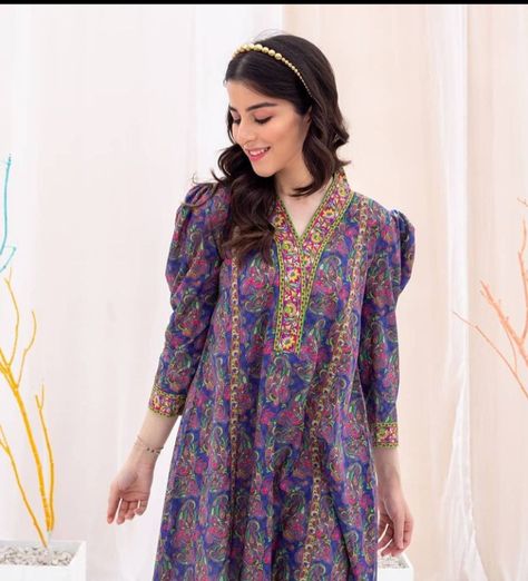 Pattern Outfits, Blouse Casual Fashion, Designer Kurti Patterns, Womens Trendy Dresses, Trendy Shirt Designs, Simple Kurti Designs, Pakistani Fashion Casual, Stylish Short Dresses