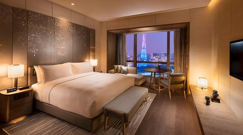 52 Best Hilton Hotels Chic Bedroom Design, Cama King Size, Hilton Hotels, Hill Interiors, Hotel Bedroom, Hotel Bed, Design Hotel, Hotel Furniture, Hilton Hotel