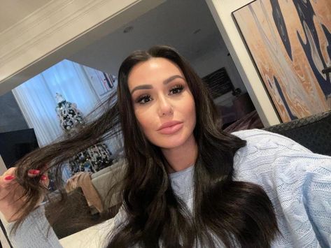 JERSEY Shore fans claimed that Jenni ‘JWOWW’ Farley appeared to be unrecognizable in her new photo in which she almost “looked like a member of the Kardashians.” Jenni thought she looked very “cute” in her latest Instagram photo. The Jersey Shore star was stretching out her long black hair as her fingers pulled at the strands.  She appeared to […] Jenni Jwoww, Be Unrecognizable, Jenni Farley, The Kardashians, Latest Instagram, Long Black Hair, Jersey Shore, Long Black, New Photo