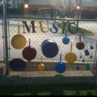 Music center for preschool playground. Spray paint pots and pans and hang them along the fence. Let the students explore with different "drum sticks." They could make music with their hands, hard sticks, or soft covered sticks. Let them discover what creates different noises. Daycare Playground, Playground Activities, Toddler Playground, Preschool Playground, Toddler Outdoor, Outdoor Play Space, Outdoor Music, Outdoor Learning Spaces, Outdoor Play Spaces