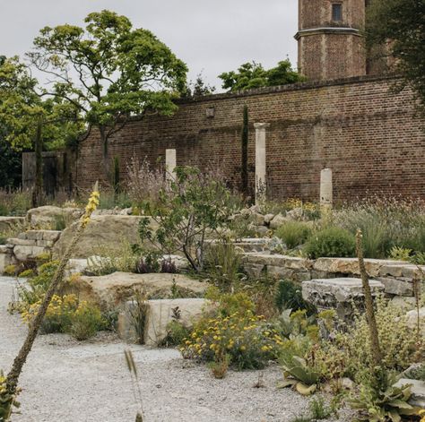 Mediterranean Planting, Sissinghurst Garden, Dan Pearson, Sissinghurst Castle, Greek Garden, Mediterranean Plants, Dry Garden, Sun Garden, Gravel Garden