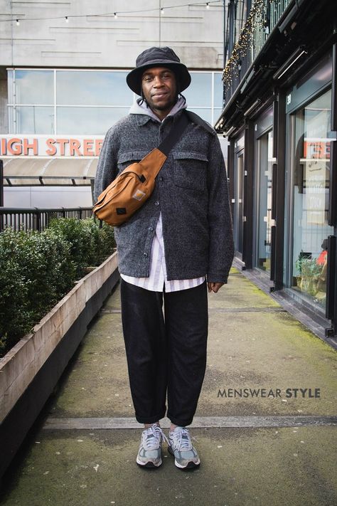 Antony on the streets of London wears bucket hat, classic trainers and bum bag over shoulder in 2018. Bucket Hat Outfit Mens, Bucket Hat Outfit, New Balance Outfit, Trendy Mens Fashion, Street Style Bags, Formal Mens Fashion, Mens Fashion Streetwear, Hoodie Outfit, Mens Winter Fashion