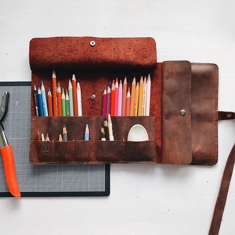 Leather Artist Rollpencil Roll Caseleather Brush - Etsy Artist Pencil Case, Leather Pencil Roll, Roll Up Pencil Case, Custom Pencil Case, Paint Brush Holder, Leather Artist, Pencil Roll, Leather Sketchbook, Paint Brush Holders