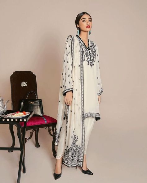 Prince And Princess Of Wales, Womens Pants Design, Silk Design, Simple Kurti Designs, Salwar Designs, Salwar Kamiz, Couture Embroidery, Elegant Dresses Classy, Designer Kurtis