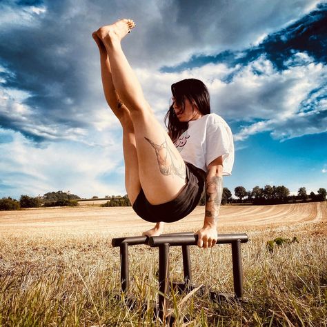 street workout calisthenics Calisthenics Aesthetics Women, Female Calisthenics, Calisthenics Aesthetics, Calisthenics Women, Board Themes, Calisthenics Body, Vision Board Themes, Workout Calisthenics, Calisthenics Workout