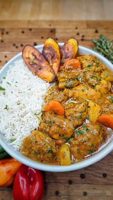 Kay on Instagram: "JAMAICAN INSPIRED CURRY CHICKEN, WHITE RICE AND FRIED PLANTAIN 🇯🇲🚀💃🏽🌋. The recipe also comes with the white rice and fried plantain recipe. Quick delicious, hearty Curry Chicken is packed full of flavour. Super rich curry made with hearty boneless chicken thigh meat, curry powder, coconut milk, carrots and potatoes as the main ingredients. Simmered until the chicken is juicy and succulent. which just was abs BANGING!! Definite MUST TRY!! . . DM FOR MORE INFO TO GET MY DA White People Food, Fried Plantain Recipe, Fried Plantain, African Recipes Nigerian Food, Plantain Recipes, Jamaican Dishes, Haitian Food Recipes, Plantains Fried, Carrots And Potatoes