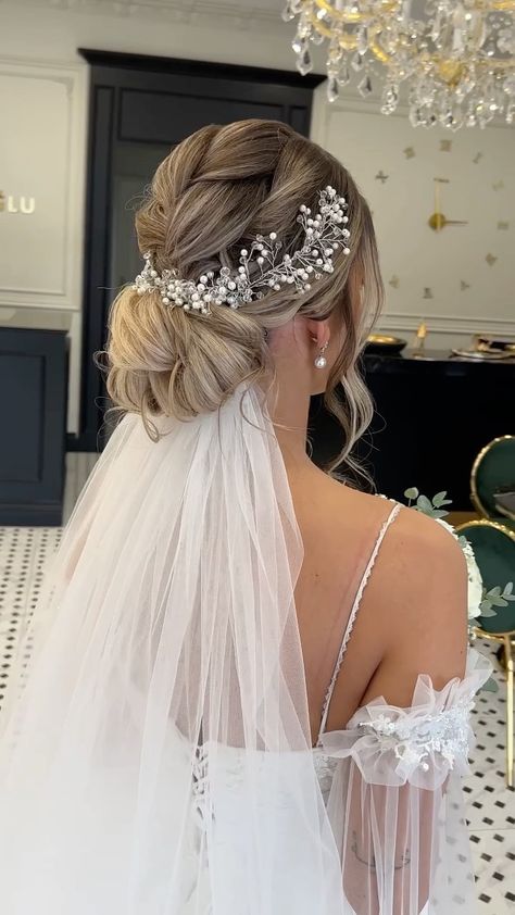 handesubasoglustudio on Instagram: Love natural bride Hairstyle 🤍 By @aysekaya_____ 🤍 #hairstyle #natural #naturalhair #bridehair Bride Hairstyles Brunette With Veil, Bridal Updo With Crown And Veil, Simple Bridal Updo With Veil, Hairdo Wedding The Bride, Hair Ideas For Bride, Dream Wedding Hairstyles, Bride Hairstyles For Long Hair With Veil, Wedding Veils With Hair Up, Wedding Hair Do