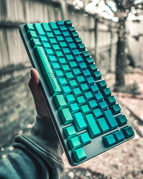 Cool Keyboards, Fancy Keyboard, Keyboard Ideas, Male Office Decor, Custom Keyboard, Computer Gadgets, Computer Set, Custom Consoles, Streaming Setup