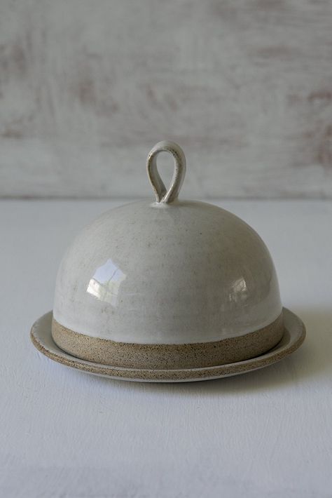 Diy Keramik, Pottery Butter Dish, Butter Keeper, Handmade Ceramics Pottery, Rustic Pottery, Slab Pottery, Pottery Dishes, White Pottery, Diy Pottery