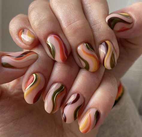 Stylish Nails Autumn, Autumn Swirl Nails, Nails Design Ideas Simple, Nails Aesthetic Autumn, Autumn Nail Ideas Fall, Fall Nails Simple Short, Fall Swirl Nails, Nails 2022 Autumn, Autumn Nails Design Ideas