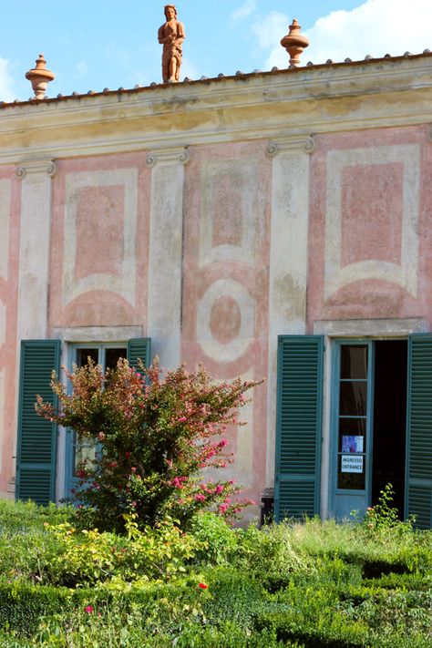 The Boboli Gardens in Florence, Italy | universityfoodie.com Boboli Gardens, Visiting Italy, Living In Italy, Garden Pool, Florence Italy, Beautiful Place, My Day, Pisa, Tuscany