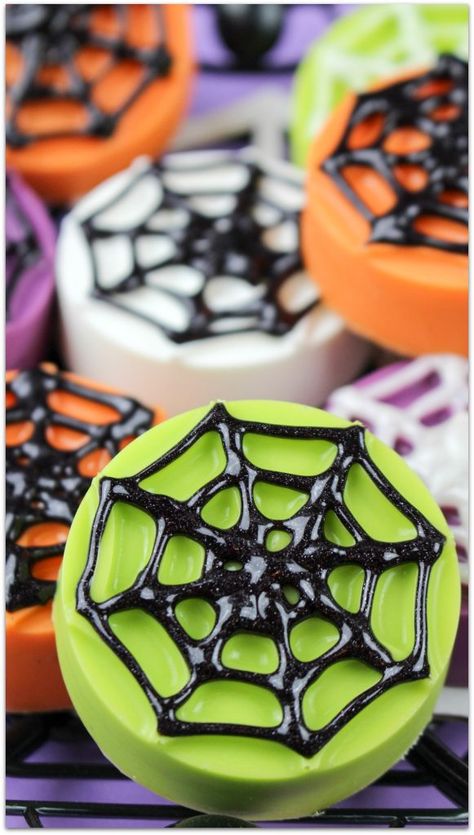 Spider Web Cookies, Spooky Halloween Desserts, Halloween Oreos, Halloween Cookies Decorated, Oreo Recipes, Halloween Appetizers, Masks Diy, Halloween Recipe, Halloween Chocolate