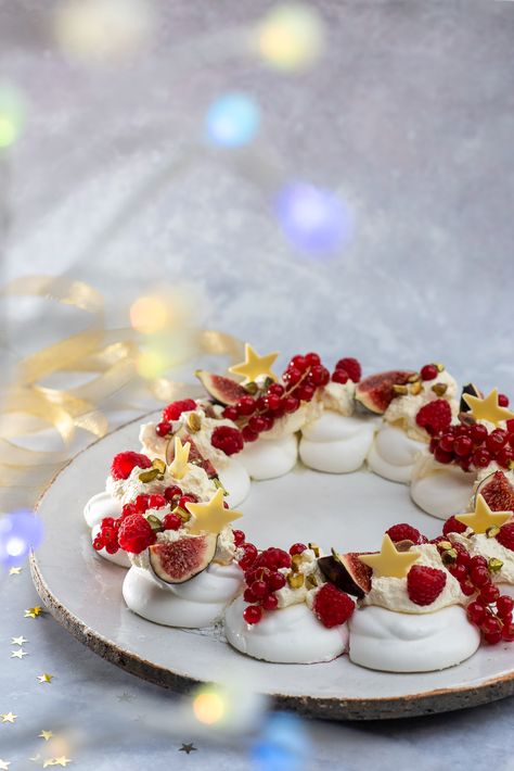 Meringue Wreath Christmas, Christmas Wreath Dessert, Meringue Wreath, Christmas Meringue, Fun Party Food, Christmas Pavlova, Xmas Drinks, Christmas Puddings, Whipped Goat Cheese