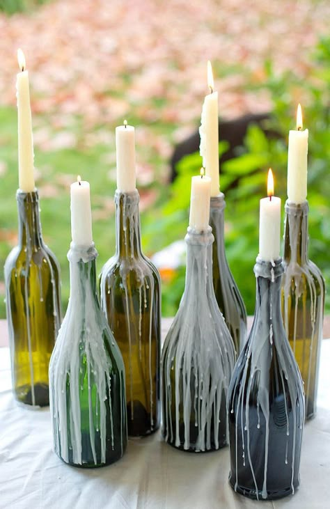 Bottles as centerpiece for Halloween Pelottava Halloween, Dekorasi Halloween, Game Of Thrones Party, Halloween Decor Diy, Rustic Wedding Decorations, Summer Centerpieces, Halloween Fest, Outdoor Dinner Parties, Wine Bottle Candles