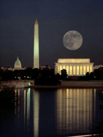 Full Moon over Washington DC. Moon In The Sky, Lincoln Memorial, Washington Monument, The Full Moon, Beautiful Moon, Wonderful Places, Wyoming, Full Moon, Beautiful World